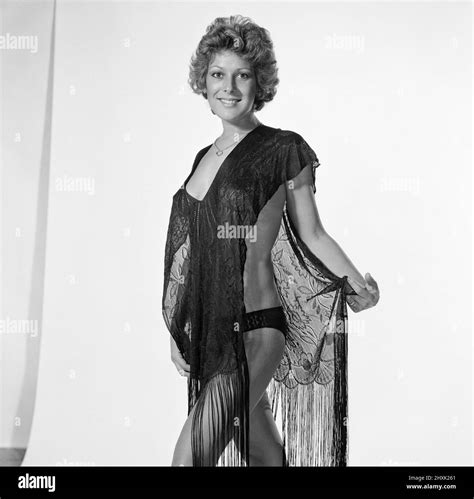 Lynda Bellingham Actress And Model Studio Pix 9th July 1976 Stock
