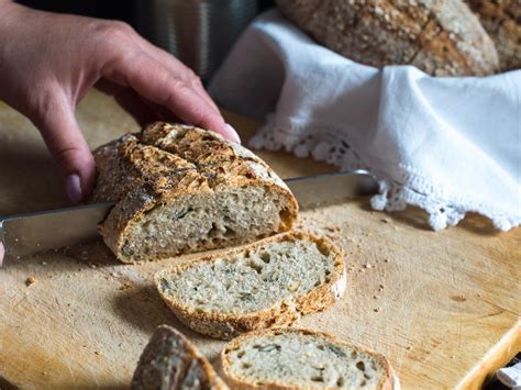 El pan es algo que mezclaron, refinaron, aceleraron en su preparación y dejaron inerte en una góndola, dice. Cómo hacer pan sin gluten en casa de forma sencilla