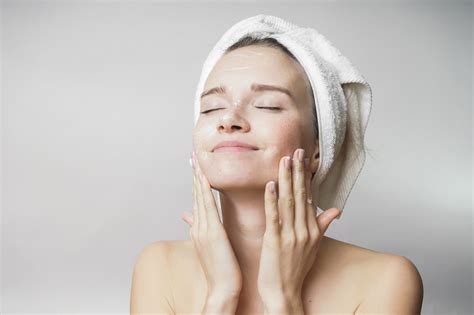 Berikut 10 recomendasi sabun muka terbaik untuk kulit berjerawat. 7 Tips Memilih Sabun Cuci Muka untuk Kulit Sensitif - Okadoc