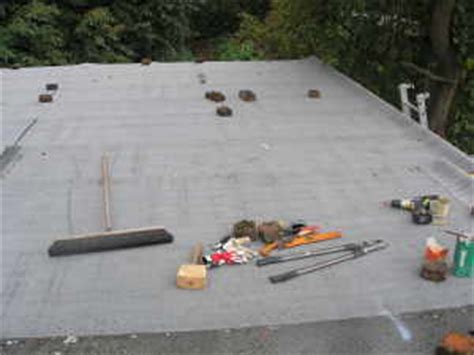 Hol dir hier die wichtigsten infos zu dachformen, dachmaterialien und erfahre, auf was du achten solltest. Schweißbahn Dachpappe selber anbringen