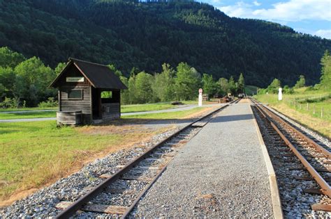 Murgtalbahn in der kategorie rastatt. Die Haltestelle Triebendorf an der Murtalbahn im Abendlicht im Juni 2012 - Bahnbilder.de