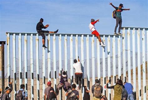 Centenares De Migrantes De La Caravana Alcanzan La Frontera De Estados