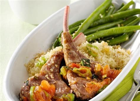 Als men na het vrijdaggebed uit de moskee komt, staat er zo'n heerlijke schaal op tafel en aanvallen maar! Couscous met lente-uitjes, sesamboontjes en lamskoteletjes ...