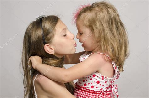 Junges Mädchen In Ihren Armen Halten Und Küssen Und Spaß Mit Ihrer Kleinen Schwester Kinder