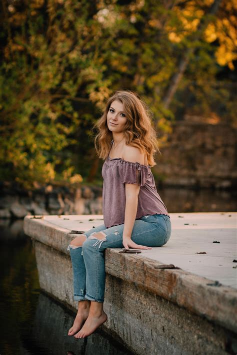 Incredible Poses For Female Senior Portraits References
