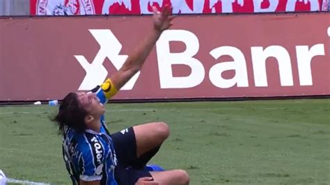 Torcedores de todos os times pararam para assistir o grenal 429, não só pela rivalidade do confronto, mas pela importância da partida para o destino do brasileirão. Internacional x Grêmio: Geromel sente lesão grave e sai de ...