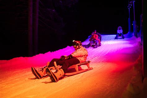 In lenzerheide, hikers, trail runners and nature lovers discover varied hiking trails, fragrant alpine meadows and the sparkling heidsee amidst the impressive mountain panorama. Light Ride Night Sledding | Sledding in Lenzerheide
