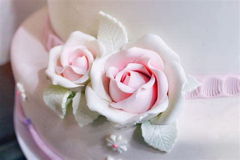How to Make Cake-Decorating Gum Paste From Scratch