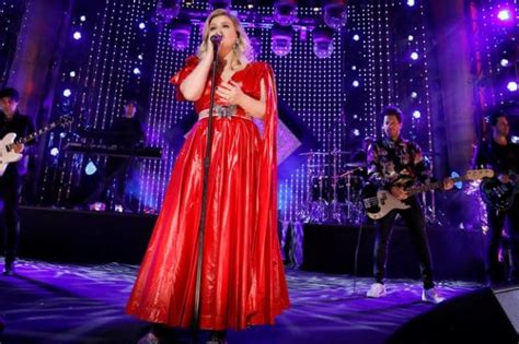 New Years Eve 2019 Tv Guide Kelly Clarkson Lauren Alaina And More