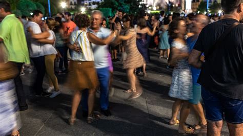 Danza Contemporánea Moda Circo Y La Calle Como Pista De Baile En