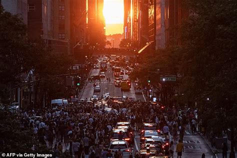 New Yorkers Pack The Streets To See The Years Last Manhattanhenge