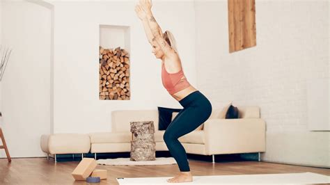 Yoga Übung Stuhl — Utkatasana Erklärt Yoga Kurs Online
