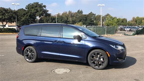 New 2019 Chrysler Pacifica Limited Passenger Van In Costa Mesa Pa90567