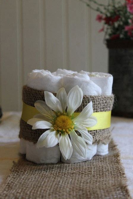 Perfect pastel shades, family, friends, games, fun and a beautiful occasion to celebrate. 5 idées déco avec des couches pour une Baby shower ou une ...