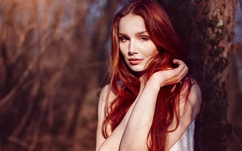 女性の赤い髪、 白いノースリーブトップを着ている女性、 女性、 赤毛、 長い髪、 屋外の女性、 自然、 見る人、 被写界深度、 茶色の目、 裸