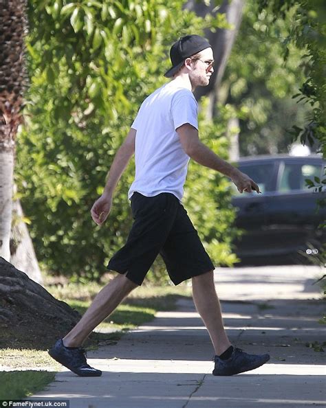 Robert Pattinson And Fka Twigs Work Up A Sweat In The Gym Daily Mail Online