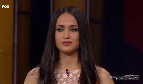 Fox tv'nin yayınladığı sesi çok güzel yarışmasında sesini duyuran ve büyük beğeni toplayan mutlu kaya 1995 doğumlu, 1,70 boyundadır. Mutlu Kaya kimdir sesi güzel mi?