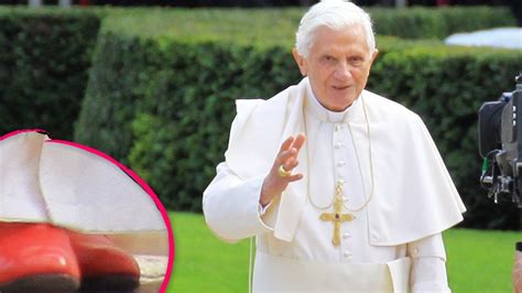 Seither hat franziskus vieles anders gemacht als seine vorgänger: Warum trägt der Papst rote Schuhe? | Promiflash.de