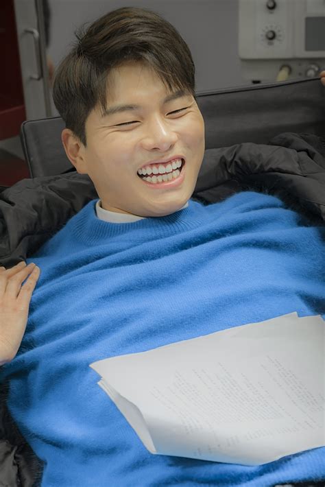 Never miss another show from 김정현. '으라차차 와이키키' 김정현, 심쿵 꽃미소 발산! '열정 충만 ...