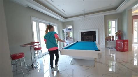 She gave her fans a tour of her new mansion in california at the end of december. Inside JoJo Siwa's new home as YouTuber shows off enormous ...