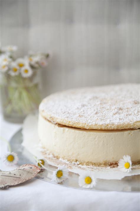 Füllen sie royal icing in einen spritzbeutel und setzen sie mit aufgespritzten zuckerdekorationen und ornamenten optische highlights. Luftig, leichte Topfen-Sahne Torte - Foodtastic
