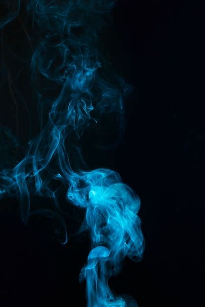 Fumée Bleue Réaliste Répandue Sur Fond Noir Photo Gratuite