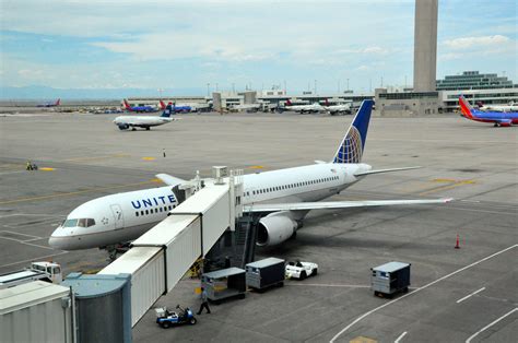 Embraer 175 and embraer 195. United Debuts Embraer 175 Planes in United Express Fleet ...