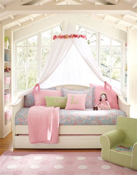 Last but not least, we recommend you to take care of the finishing touches. Gorgeous idea for my daughters day bed | Girls daybed ...