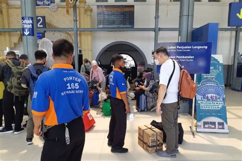 Pendapatan Porter Stasiun Pasar Senen Meningkat Persen Saat Mudik