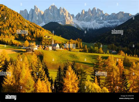 St Magdalena Church With Odle Massif Valle Di Funes Valley Stock