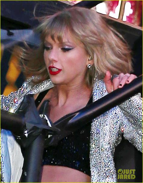 Taylor Swift Falls Down Stairs On New Years Eve 2015 Video Photo