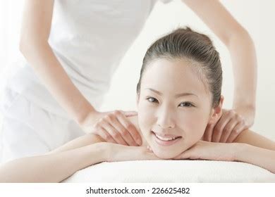 Japanese Woman Receiving Oil Massage Foto Stok Shutterstock