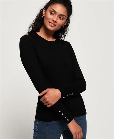 Ce pull à col ras du cou léger est réalisé en molleton, pour vous garder confortablement au sec et au frais. Superdry - Pull ras du cou Olivia - Maille pour Femme