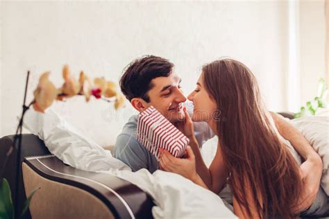 Acople No Encontro De Beijo Do Amor Na Cama Na Manhã O Homem Dá A Caixa