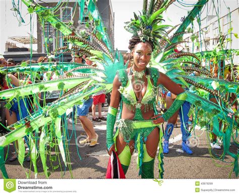 Carnaval De Notting Hill En El Baile Atractivo De La Mujer De Londres Imagen De Archivo