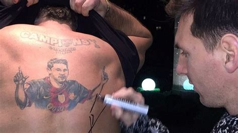 fanatismo extremo messi le autografió la espalda y el hincha fue directo a tatuarse infobae