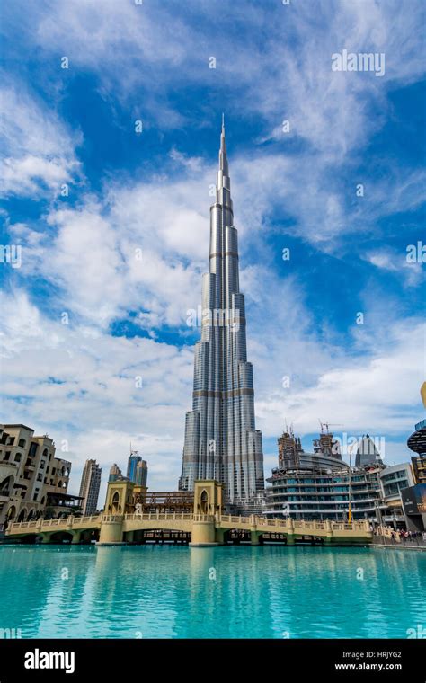 Vista De Burj Khalifa En Un Hermoso Día Dubai Emiratos Árabes Unidos