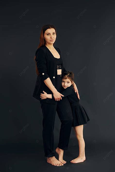 Madre E Hija Posaron En Un Fondo De Estudio Negro Foto E Imagen Para