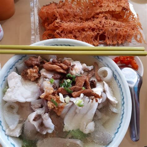 Pencinta bubur ayam, wajib coba 5 racikan bubur ayam pinggir jalan ini. Rekomendasi Kuliner Pontianak Paling Enak dan Legendaris