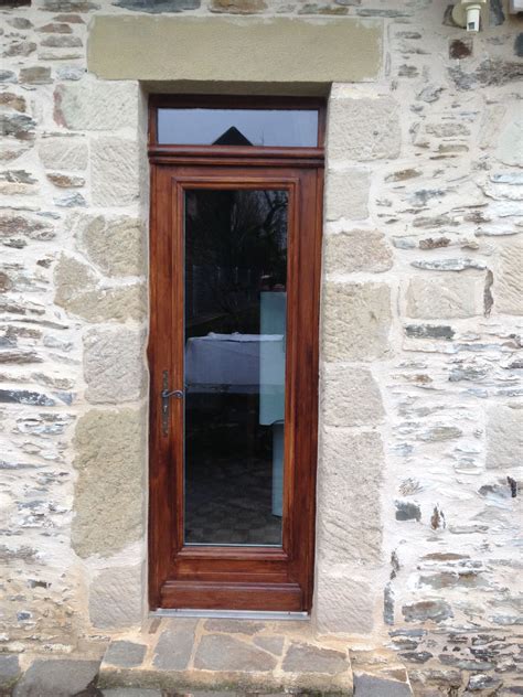 La fenêtre est composée d'un double vitrage 4/20/4 et d'un profil veka 5 chambres. Porte d'entrée 1 vantail entièrement vitrée avec moulure ...