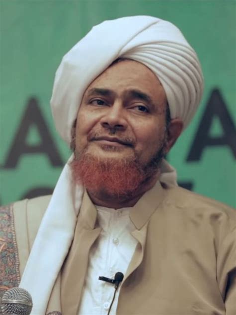 Habib umar adalah salah satu waliyullah dan ulama abad ini yang memiliki murid yang tersebar di seluruh dunia termasuk indonesia. Habib Omar bin Hafiz - Wikidata