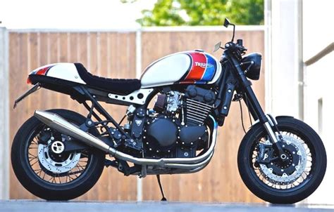 Due anni prima che la casa inglese mettesse in produzione la thunderbird sport di serie. Love the paint | Triumph cafe racer, Cafe racer, Triumph ...