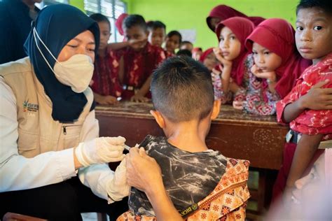 in indonesia building confidence in vaccines unicef