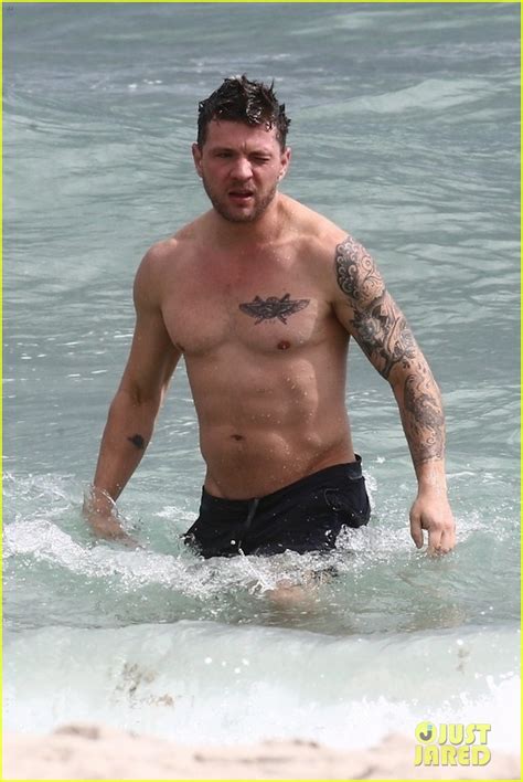 Ryan Phillippe Bares Hot Body While Shirtless In Miami Photo