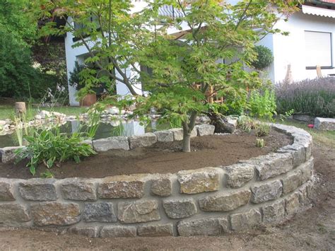 So entsteht ein lebendiger und duftender sitzplatz ☺️! Mauer, Garten, Baum, gemauertes Beet, Trockenmauer ...