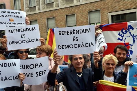 Chiude il consolato di spagna, protesta e petizione online: Milano, la Lega davanti al consolato spagnolo: "Referendum ...