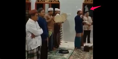 Viral Hantu Pocong Terlihat Di Masjid Dan Gegerkan Warganet