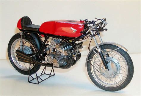 297cc 6 cylinders 16,000rpm 1968. Honda 250 6 cylinder. One of the best sounding bikes ever ...