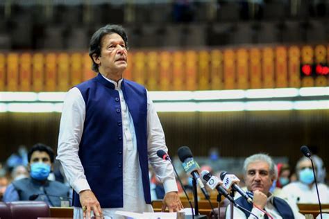 Imran khan (pronounced ɪmraːn xaːn; Pakistan : l'avenir politique d'Imran Khan en question ...