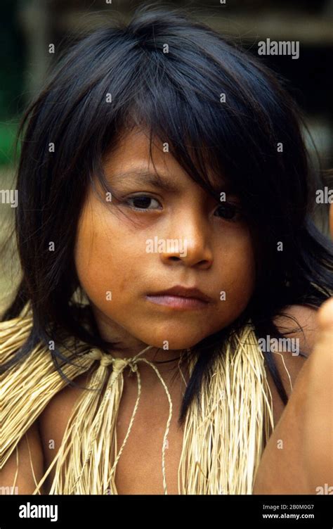 Amazon tribe girl Banque de photographies et dimages à haute résolution Alamy